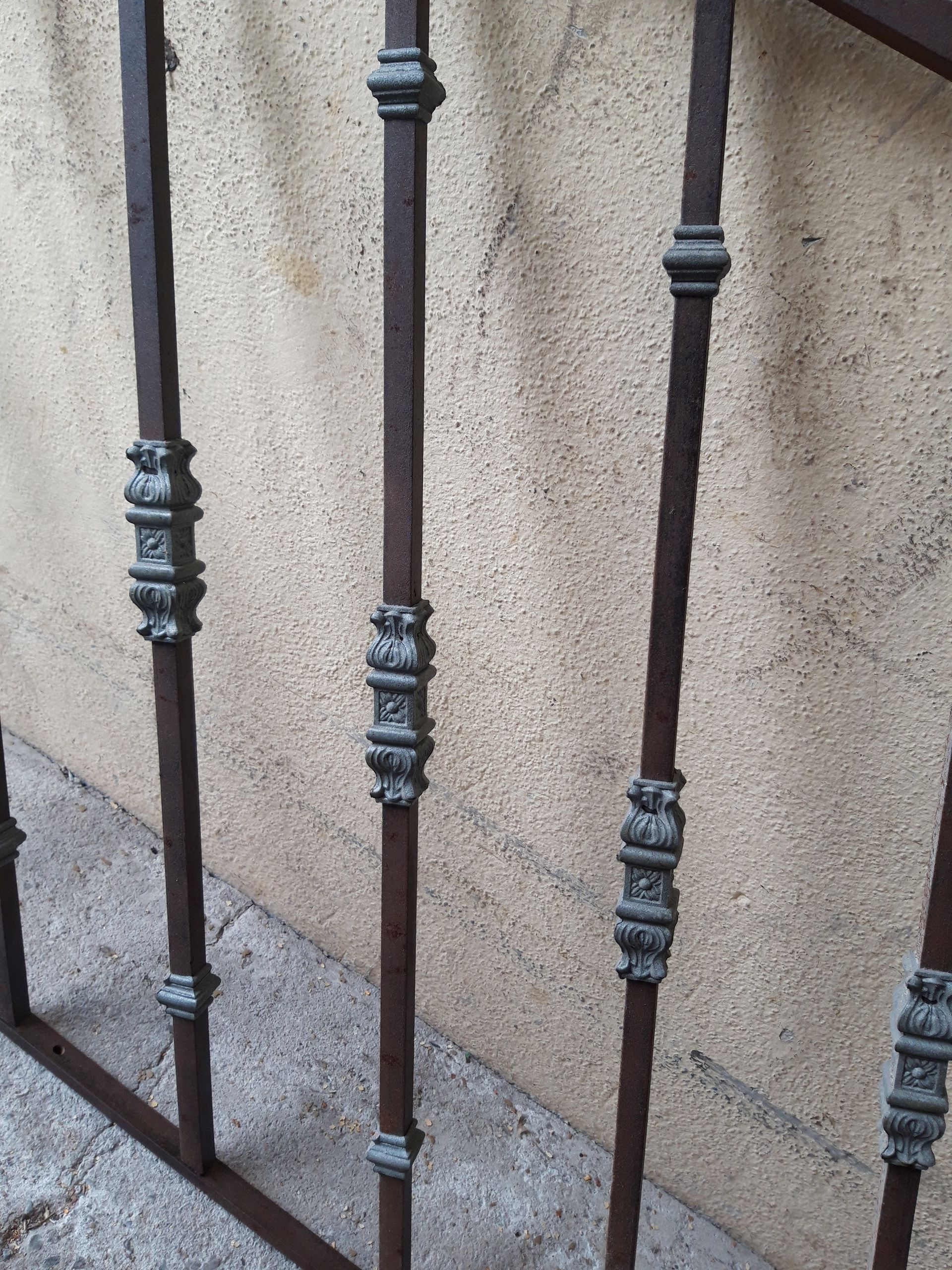 Grille pour menuiserie extérieur en métal sombre après une opération de décapage par bain