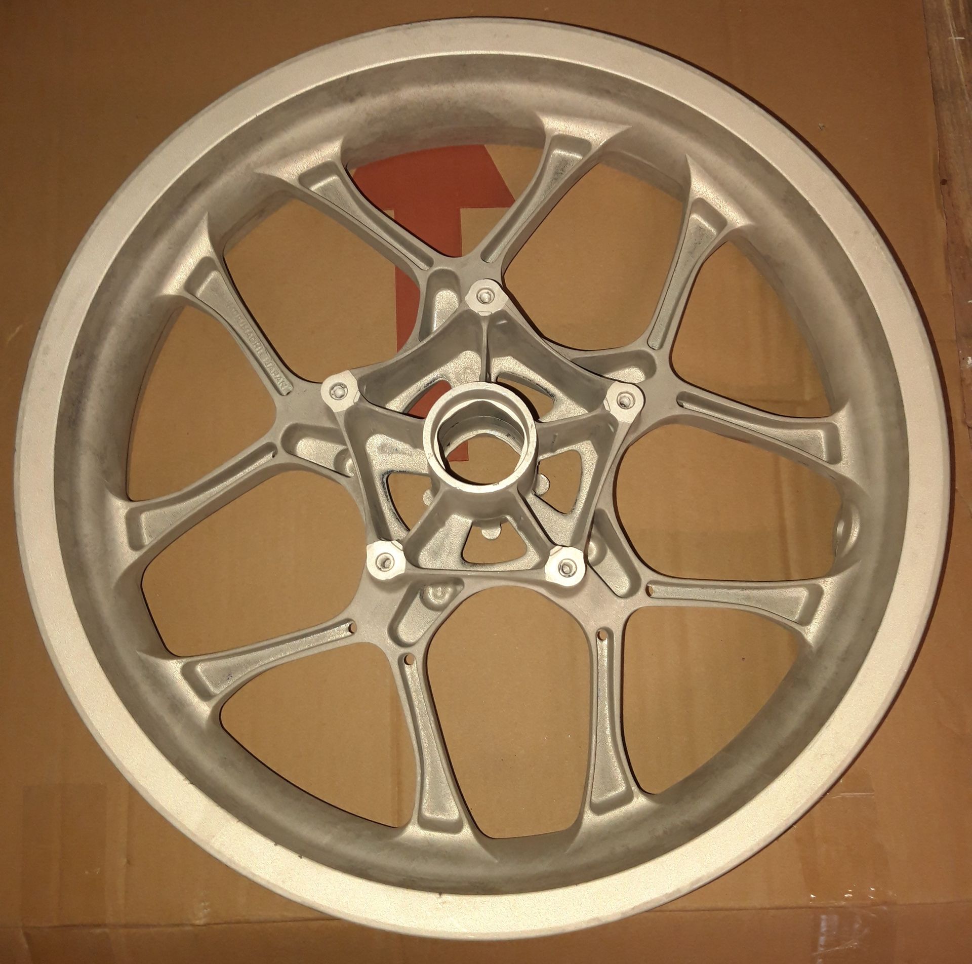 Enjoliveur blanc après décapage et degraissage par bain