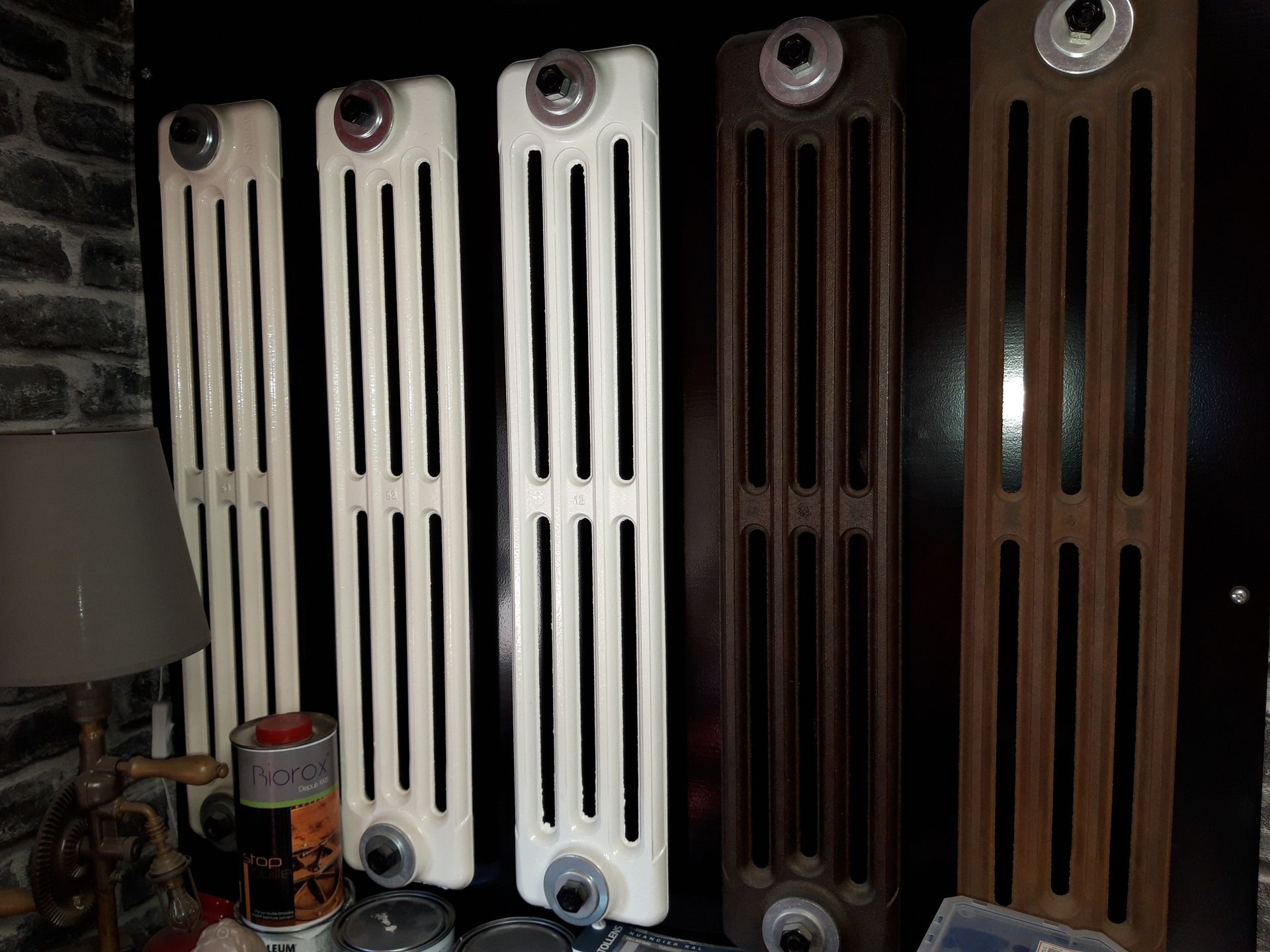 Ensemble de cinq radiateurs dont les trois en partant de la gauche ont été thermolaqués, les deux autres décapés