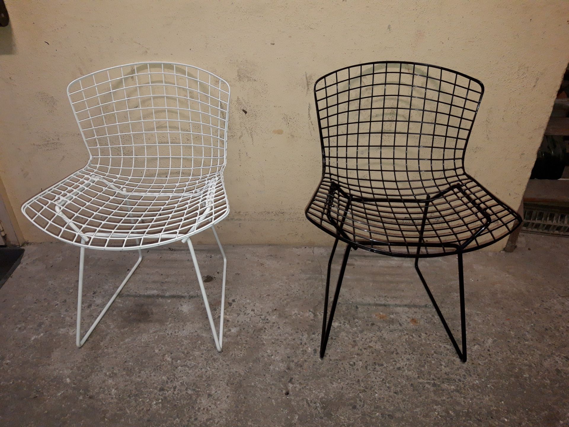 Ensemble de deux chaises de jardin en métal, une à gauche en blanc avant thermolaquage et une à droite après, en noir