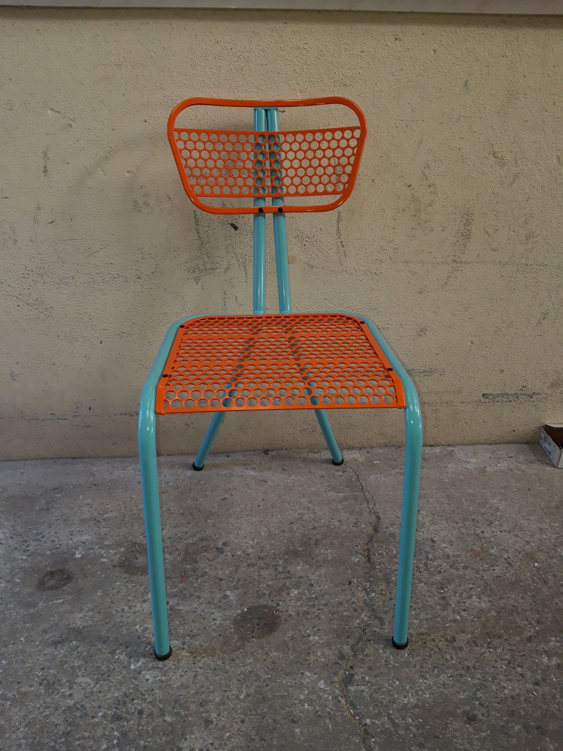 Chaise de jardin en métal avec peinture bleu et orange après décapage