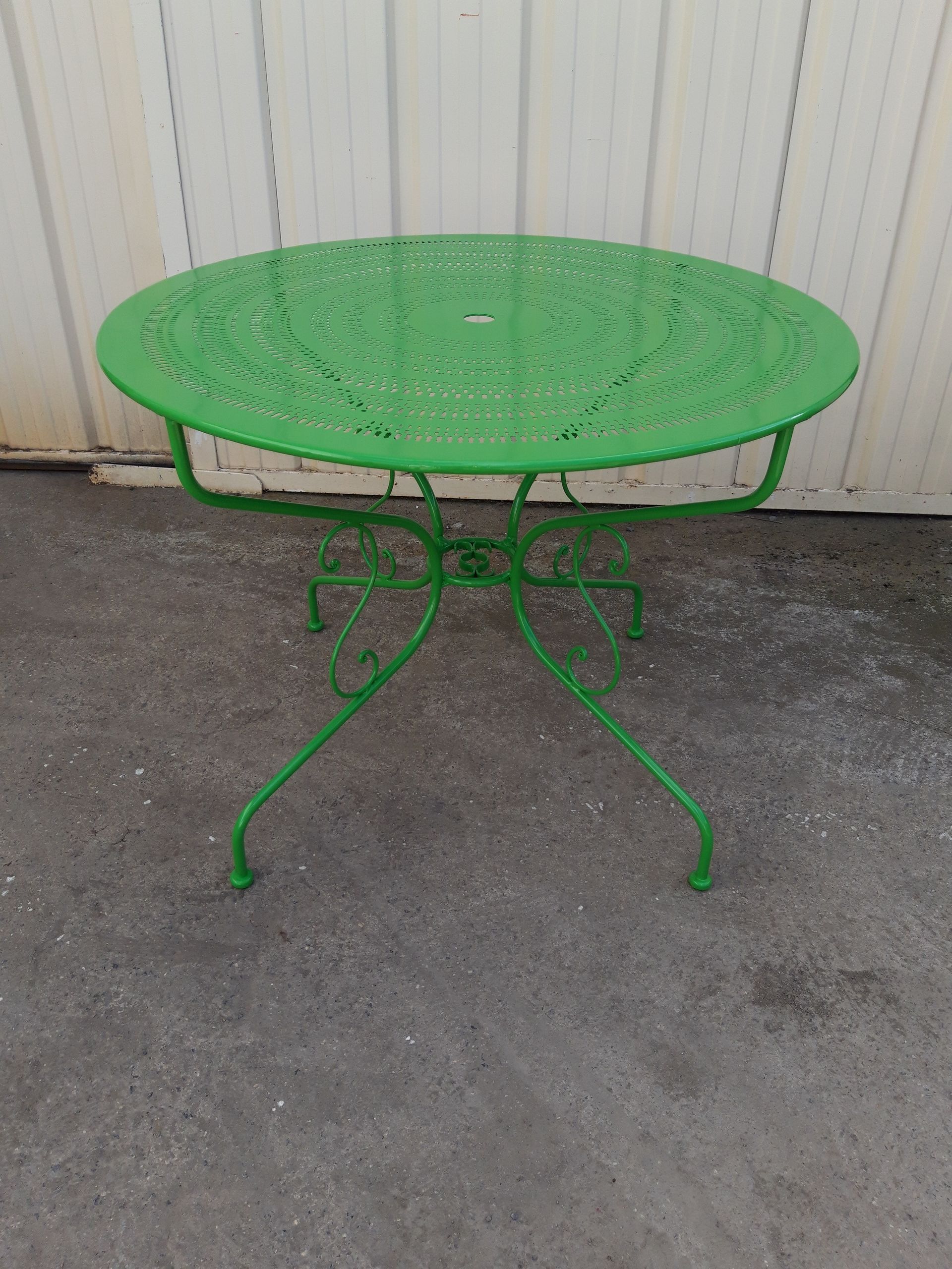 Table de jardin verte ayant bénéficié d'un décapage par bain