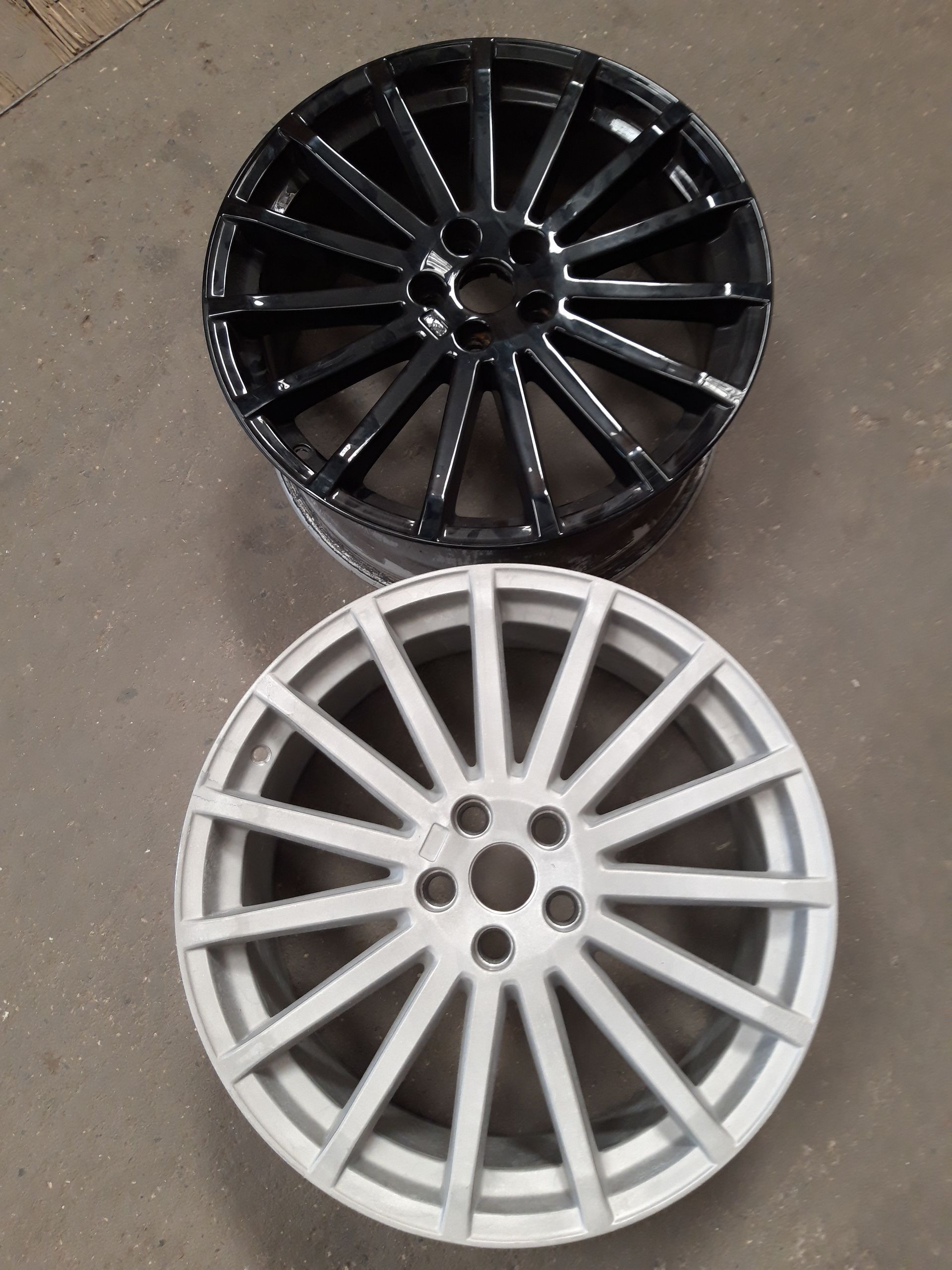 Disposition avec deux enjoliveurs, celui du dessus noir et brillant après thermolaquage, celui du dessous blanc et décapé