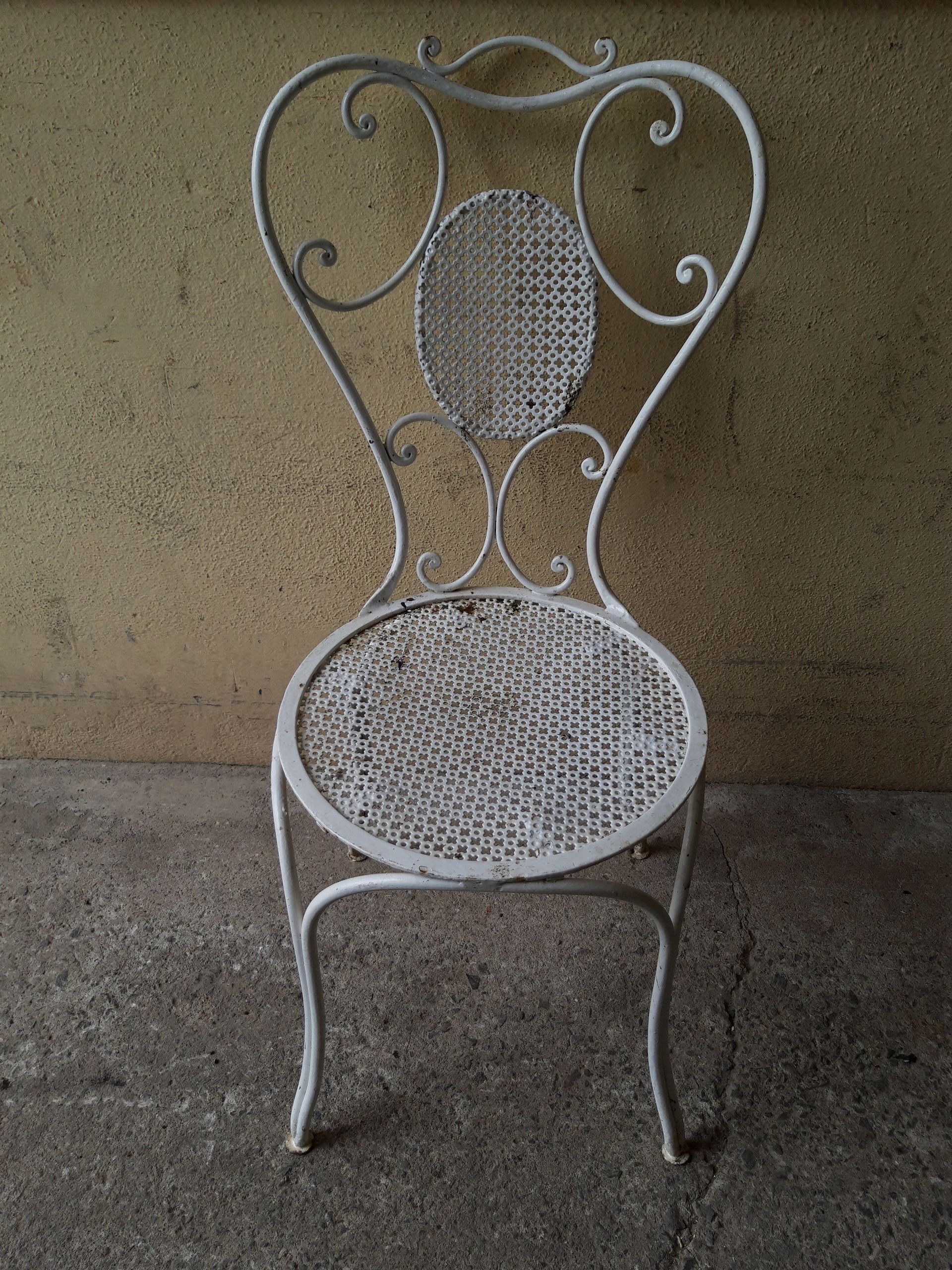 Chaise blanche de jardin tachée et ternie qui doit être décapée