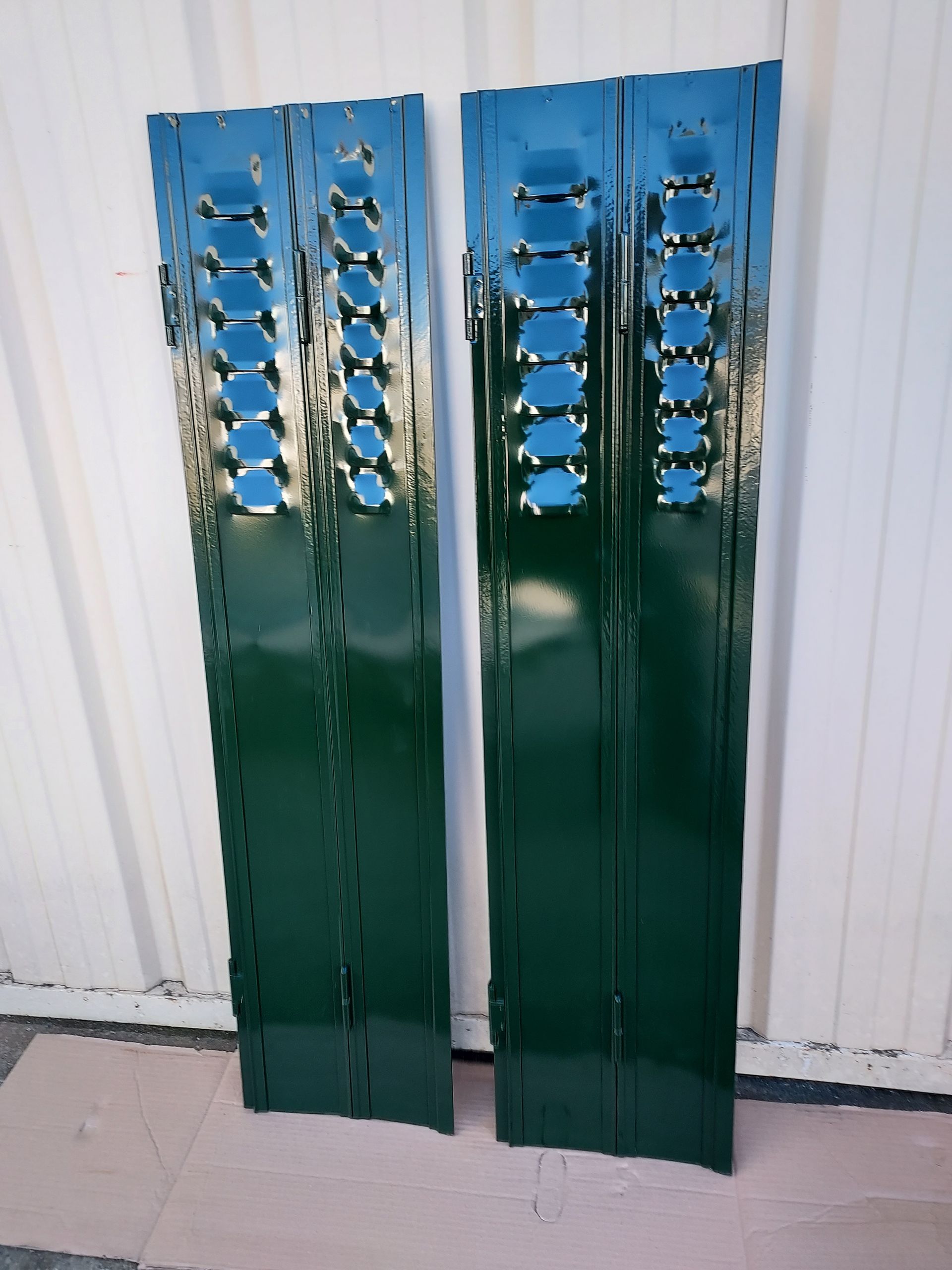 Zoom sur deux persiennes en vert à la suite d'une intervention en décapage