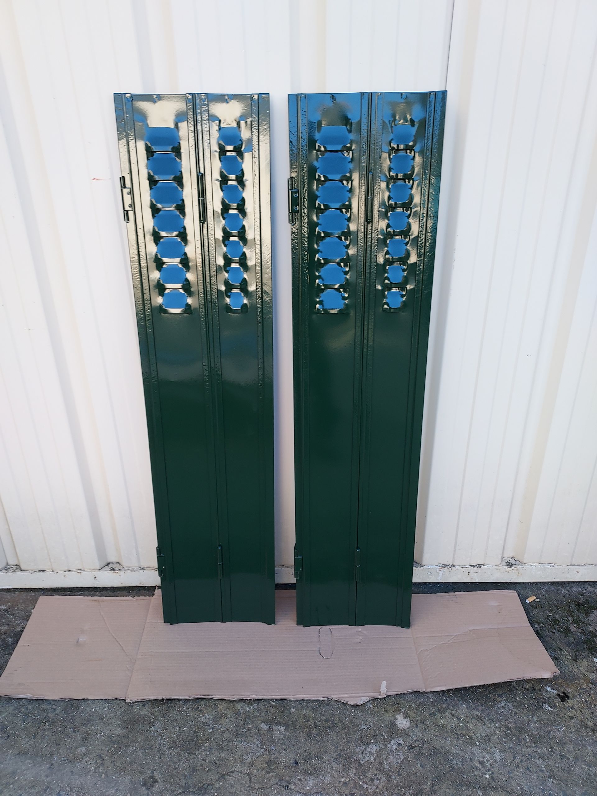 Persiennes ayant bénéficié d'un dégraissage et désormais en vert, vues de face