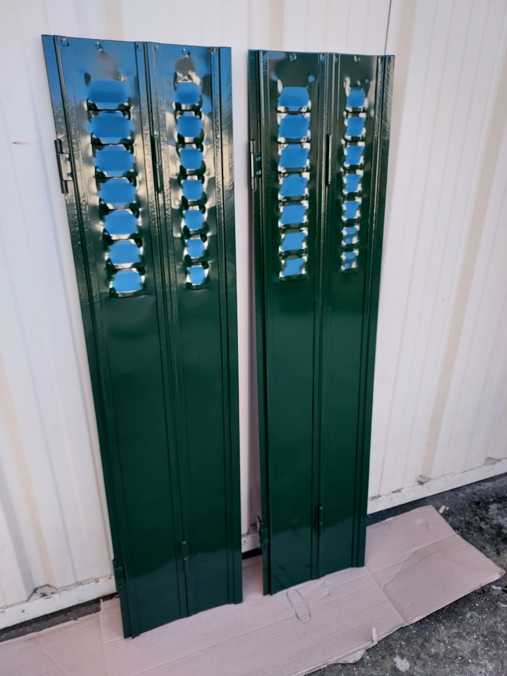 Persiennes décapées et dégraissées avec un thermolaquage vert