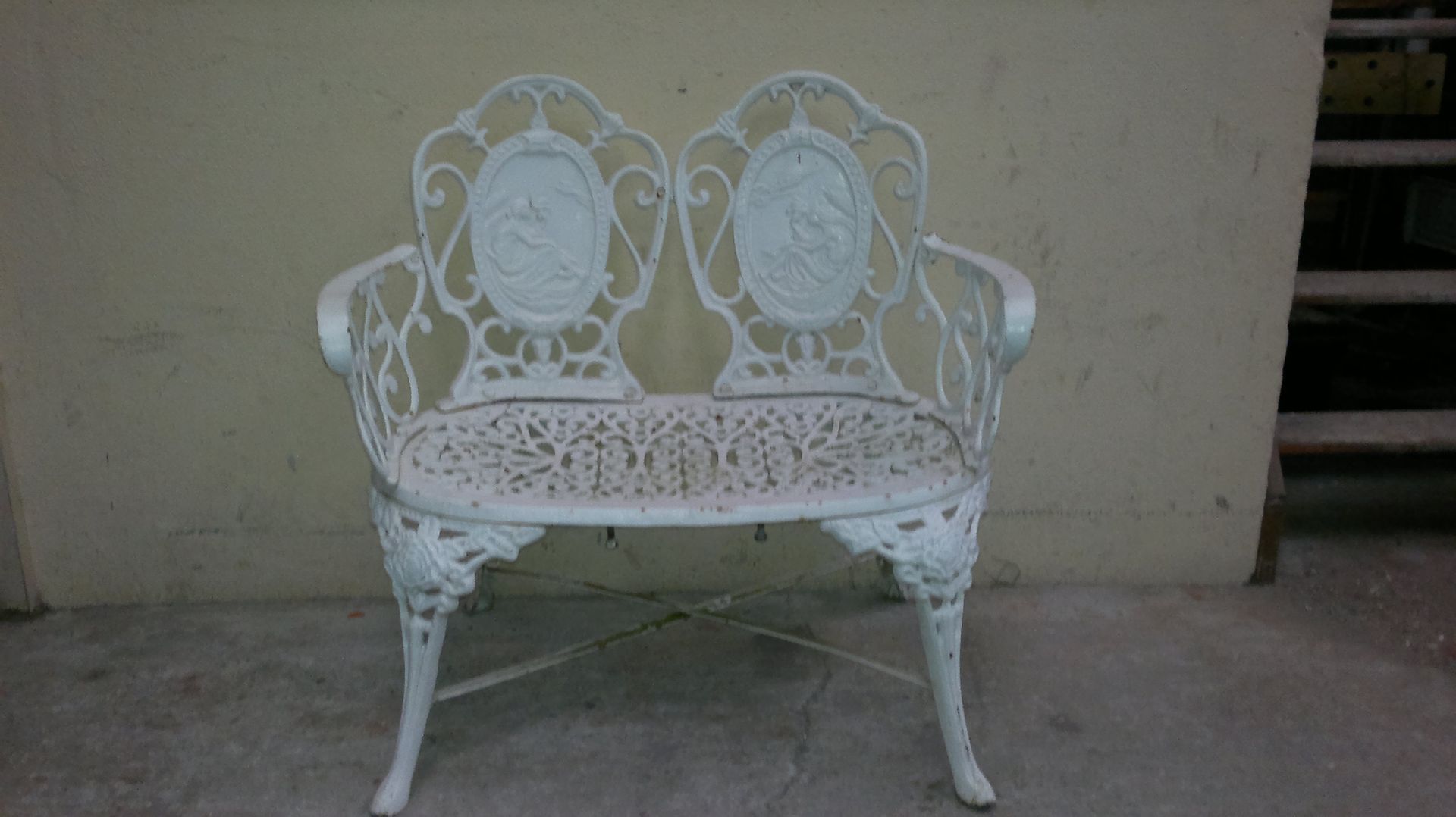 Banc de jardin en métal et peinture blanche devant être traité en décapage