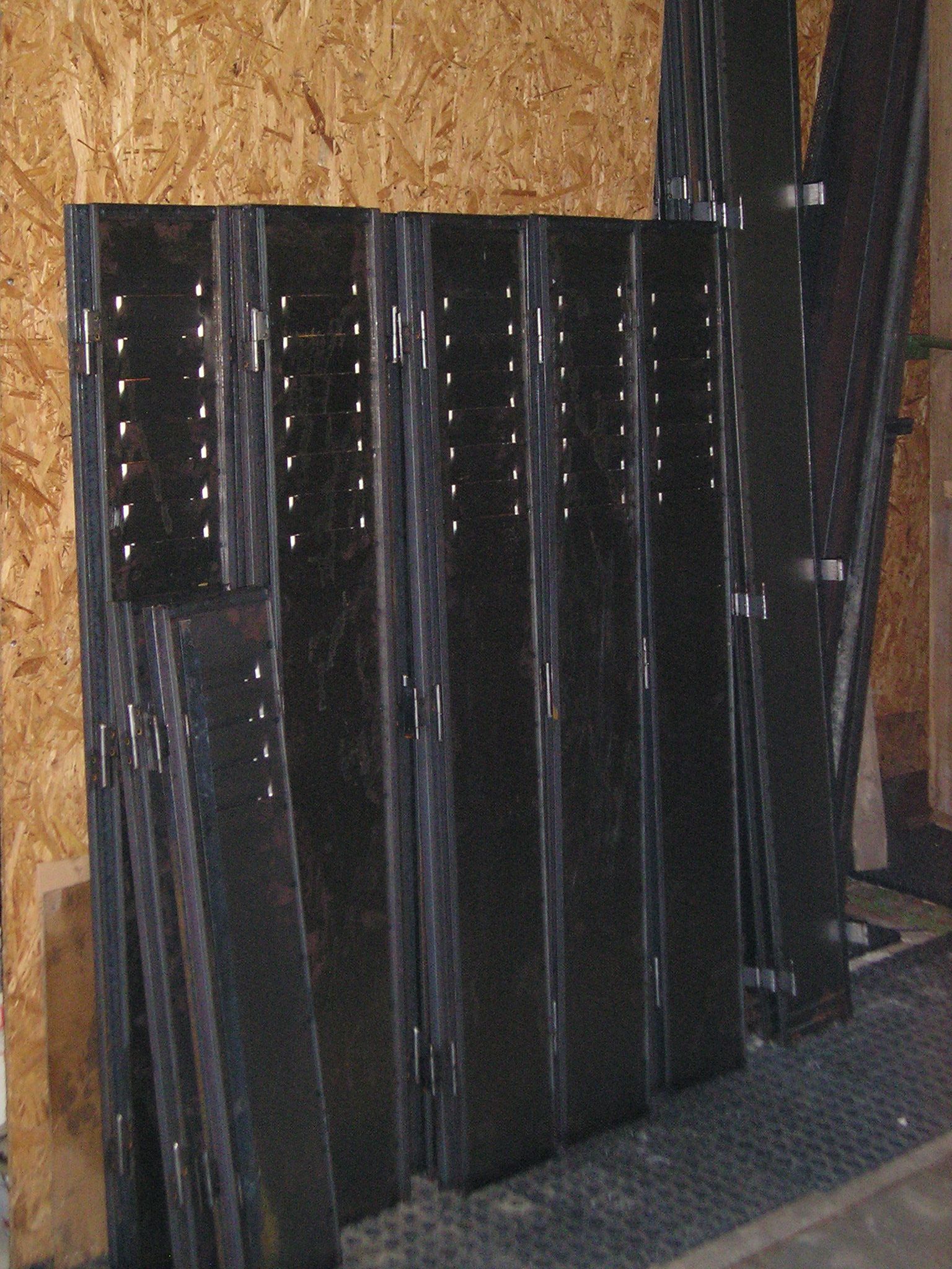 Persiennes sombres en attente d'un traitement au décapage