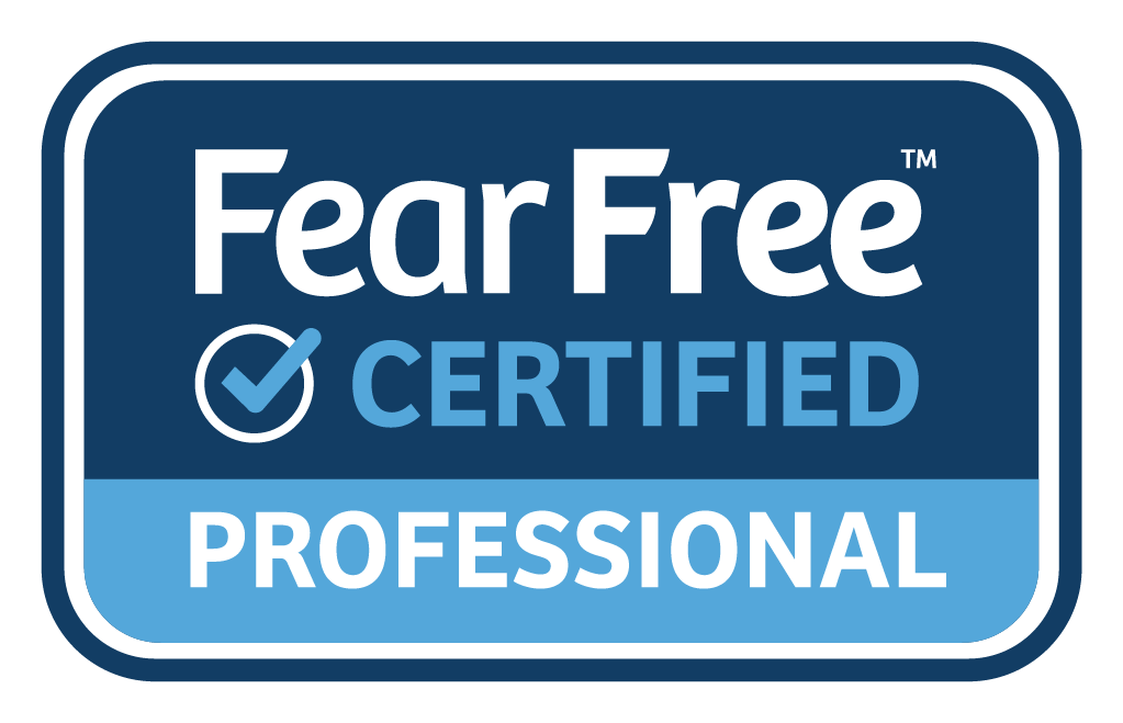 FearFree Certified Professional-Logo in Blau und Weiß mit Häkchen-Symbol