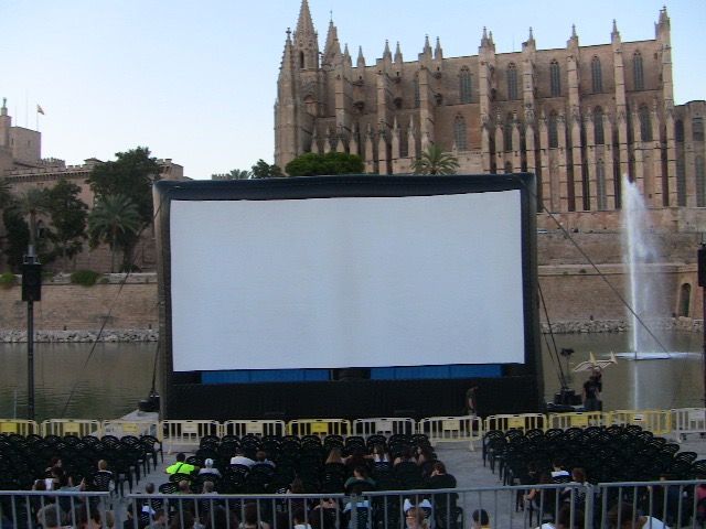 Una pantalla grande con un gran edificio al fondo.