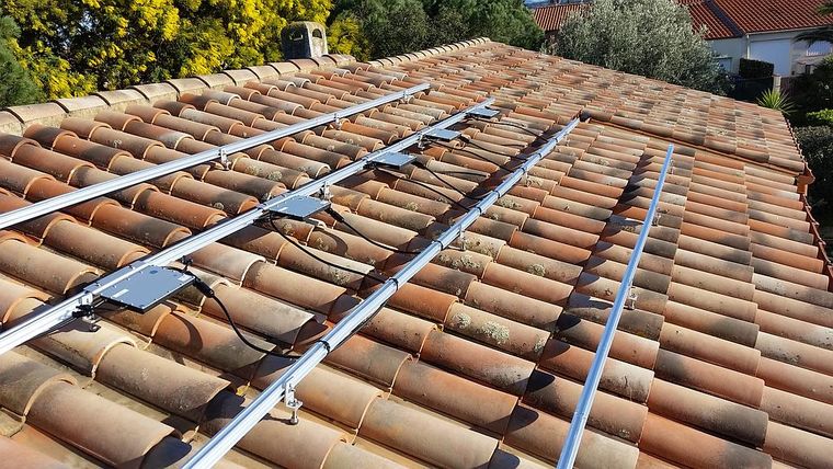 Rails sur des tuiles pour la fixation de panneaux solaires