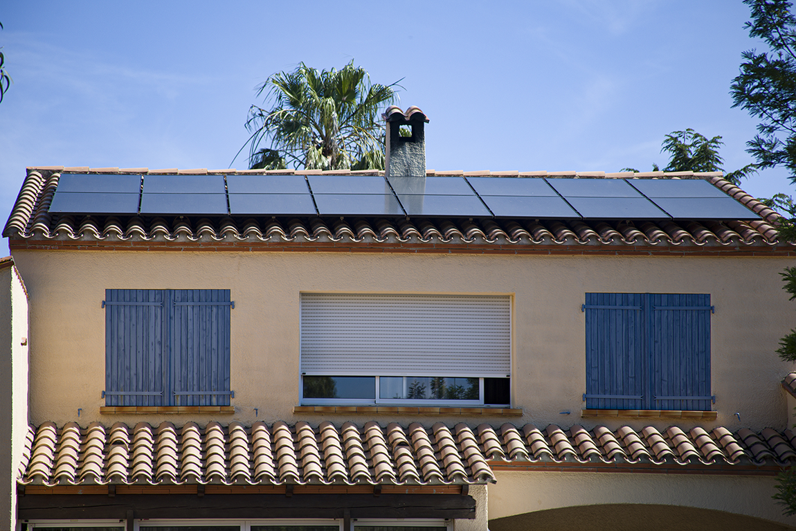 maison avec panneaux photovoltaïque sur la toiture