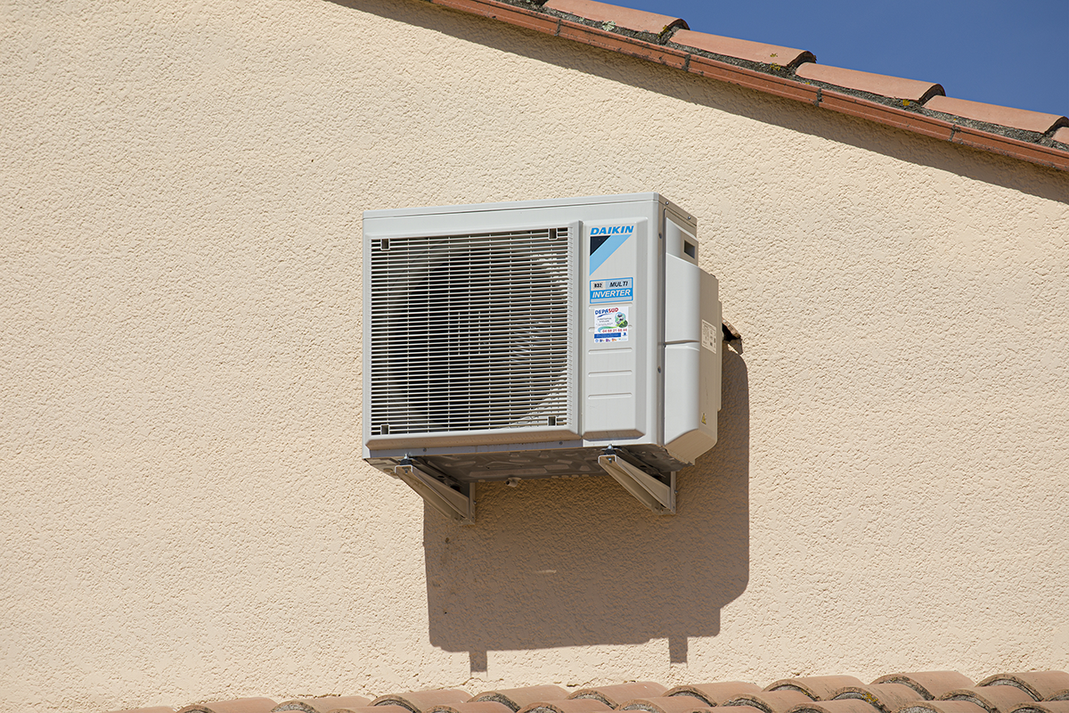 Unité extérieure DAIKIN fixée au mur