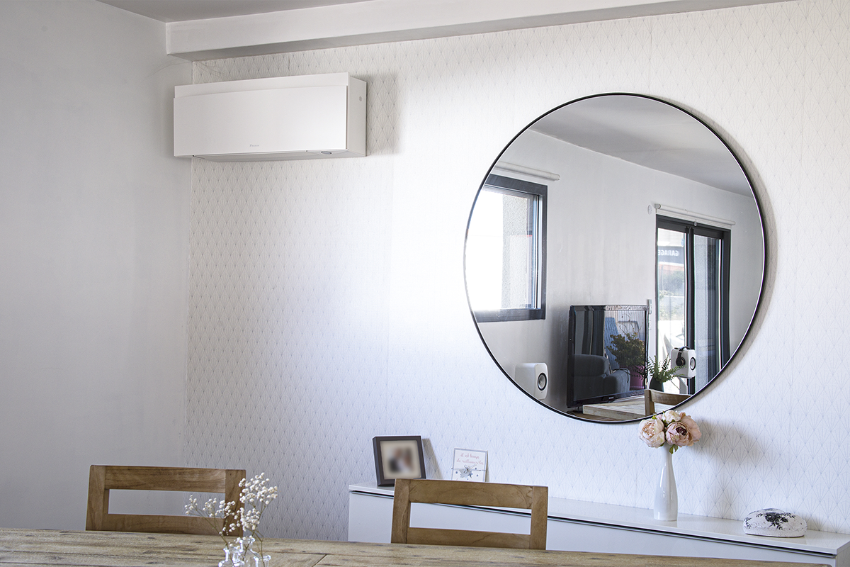 Ventiloconvecteur au mur d'une pièce avec un miroir