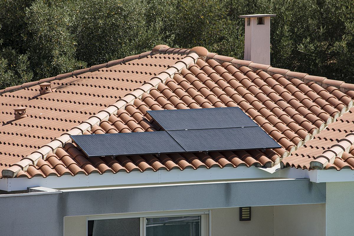 Panneaux solaires sur la toiture d'une maison