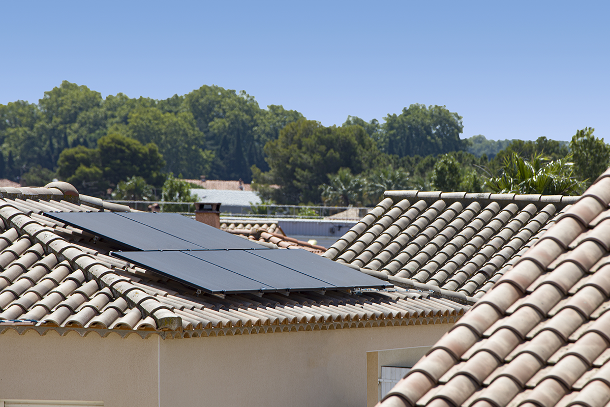 Panneaux à cellules photovoltaïques sur le toit d'une maison