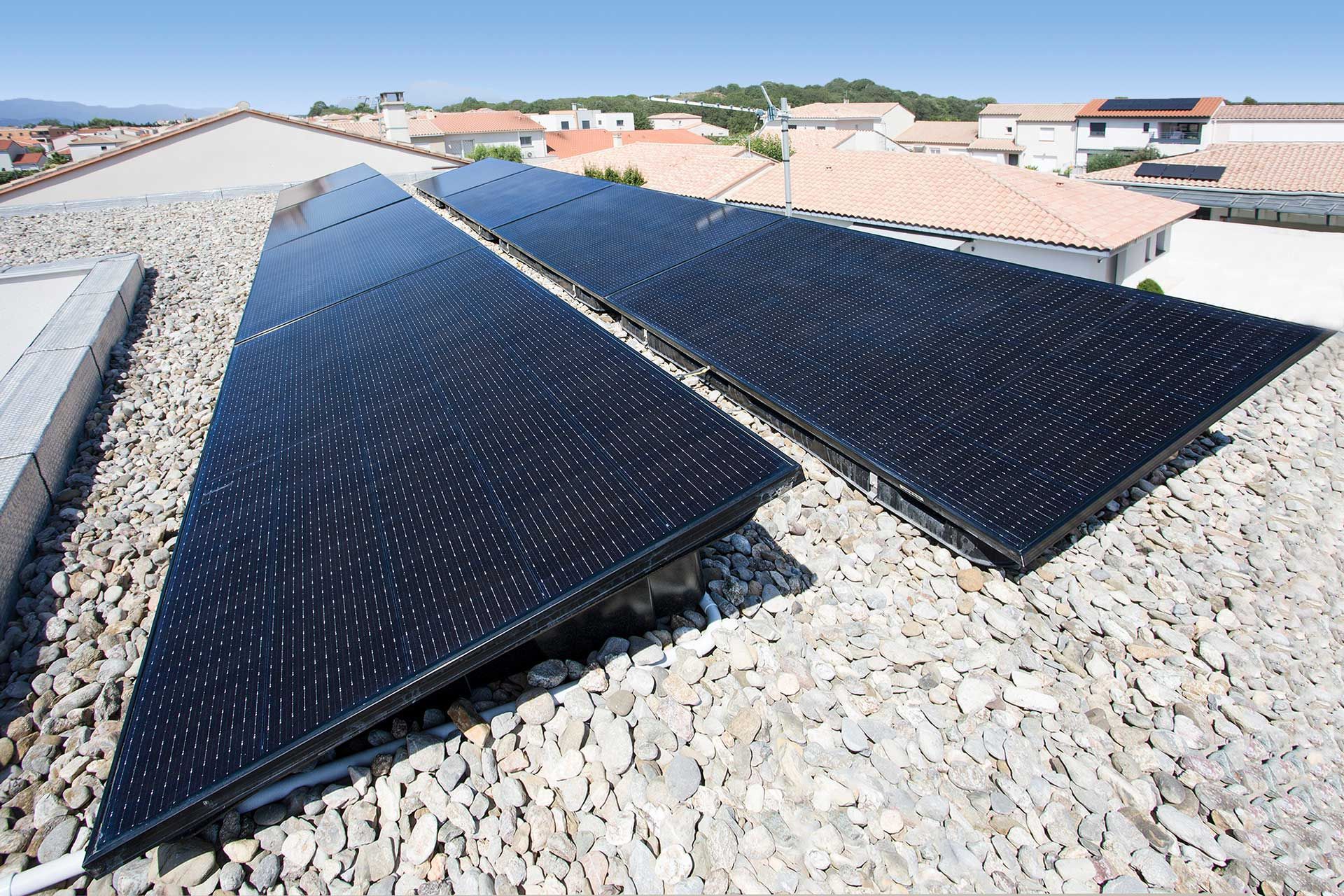 Panneaux photovoltaïques sur un toit plat