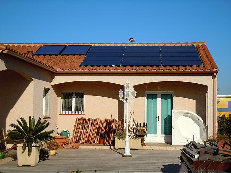 Villa avec panneaux photovoltaïques au toit