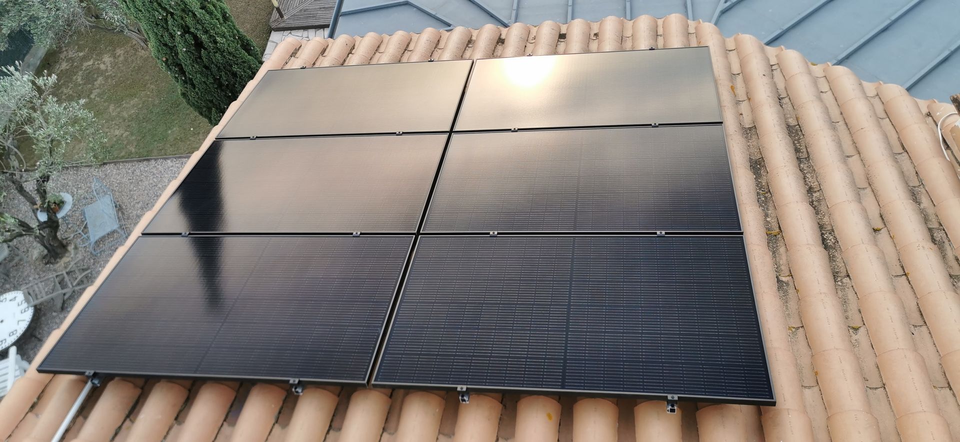 Panneaux photovoltaïques avec le reflet du solei