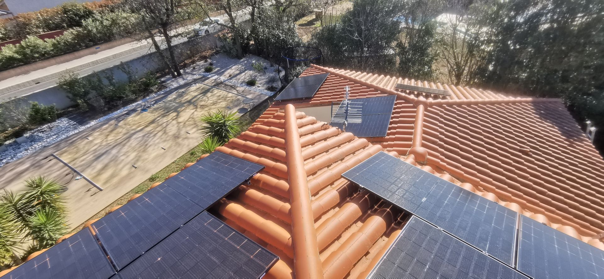 Vue aérienne d'un toit avec des panneaux à cellules photovoltaïques