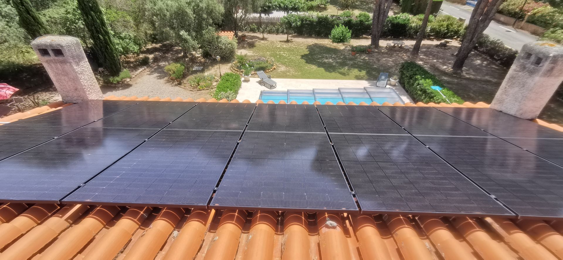 Panneaux solaires sur une maison avec piscine