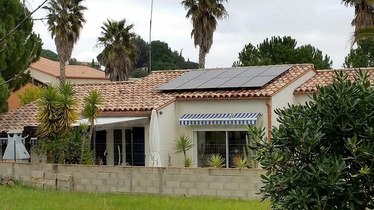 Villa avec panneaux solaires installés sur la toiture