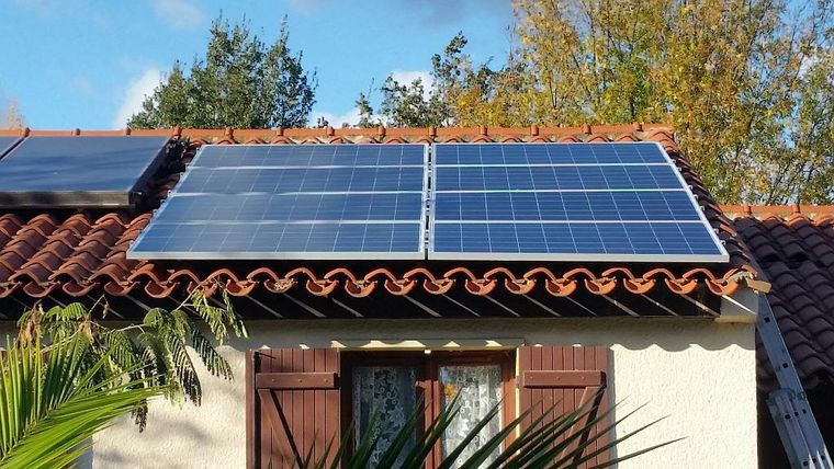 Panneaux photovoltaïques au toit d'une maison