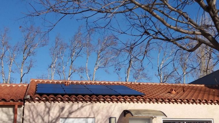 Panneaux solaires installés au toit d’une maison