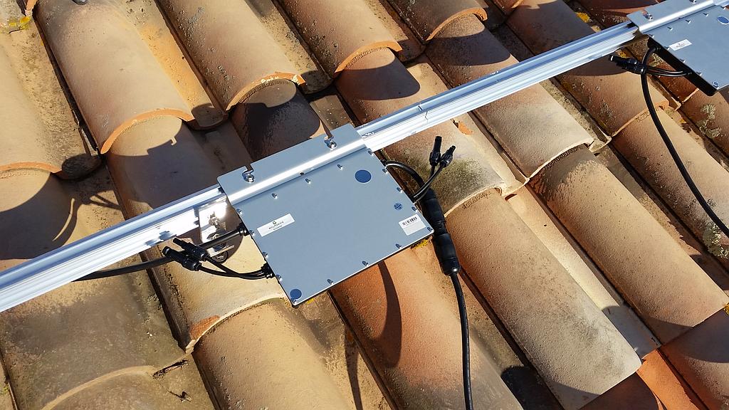 Système de fixation et raccordement pour panneaux solaire sur des tuiles