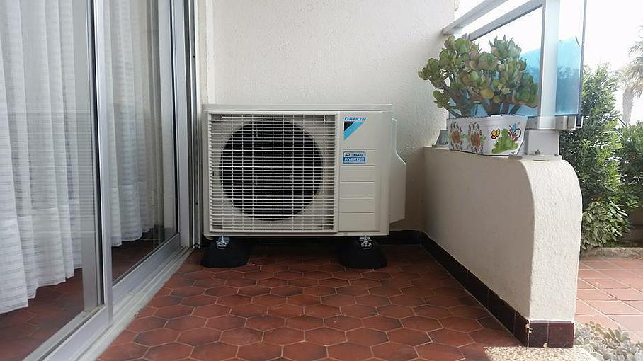 Unité extérieure de climatisation sur un balcon
