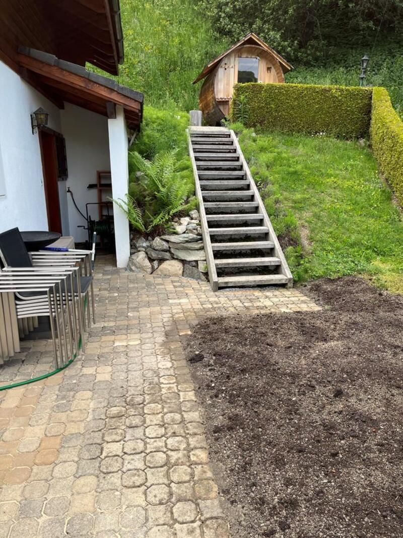 Un escalier menant à une maison sur une colline.