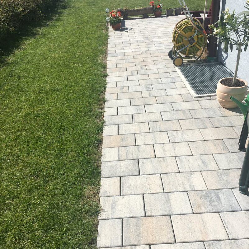 Il y a un enrouleur de tuyau sur le côté de la passerelle.