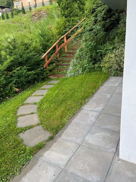 Une passerelle en pierre menant à un escalier.