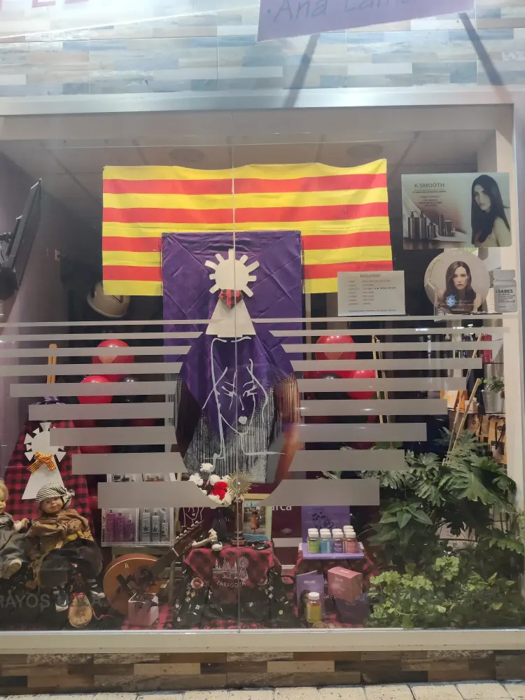 Icono de marcador de posición gris claro con un sol y montañas sobre fondo blanco