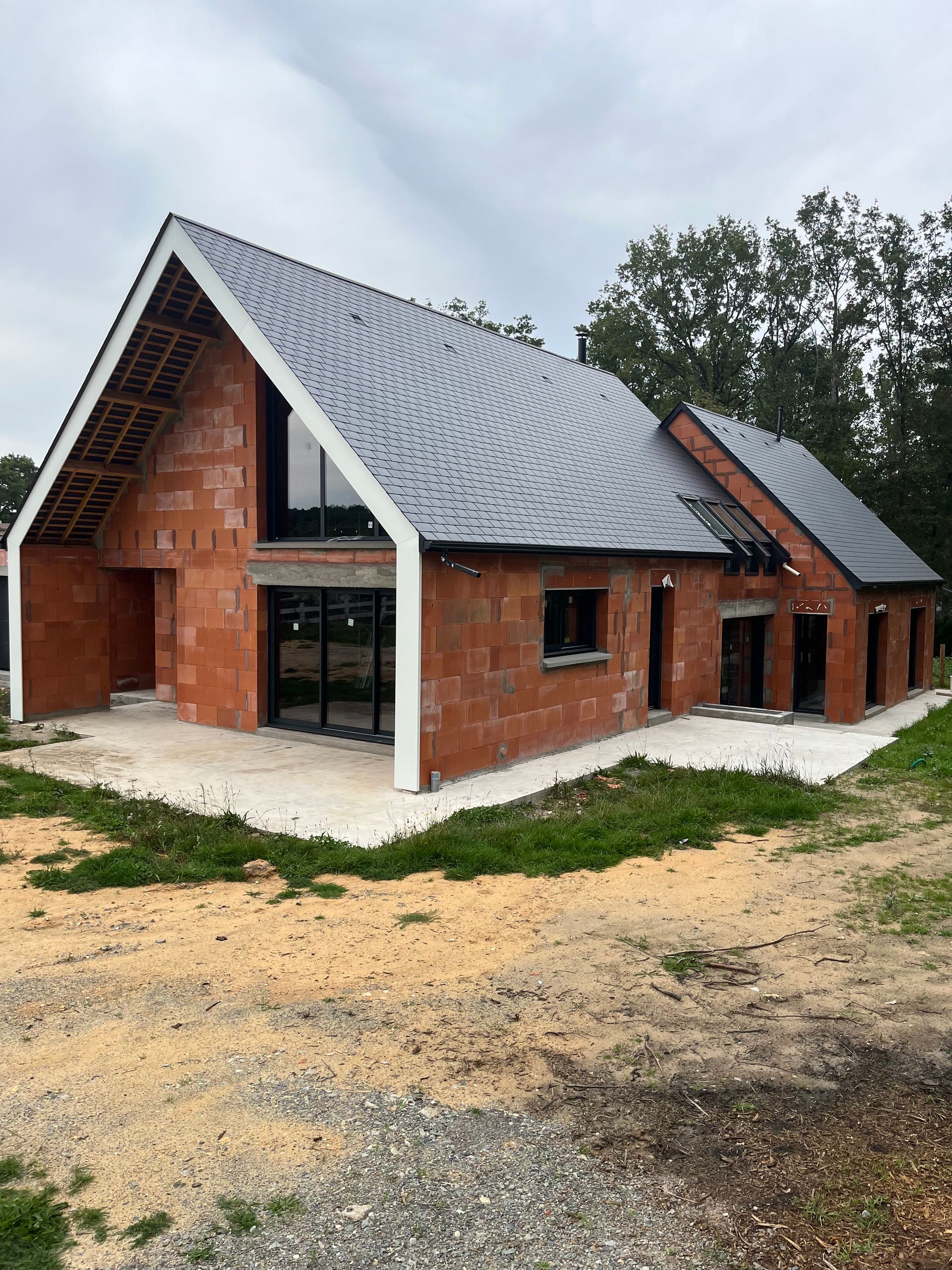 Maison avec toit en pente glissante