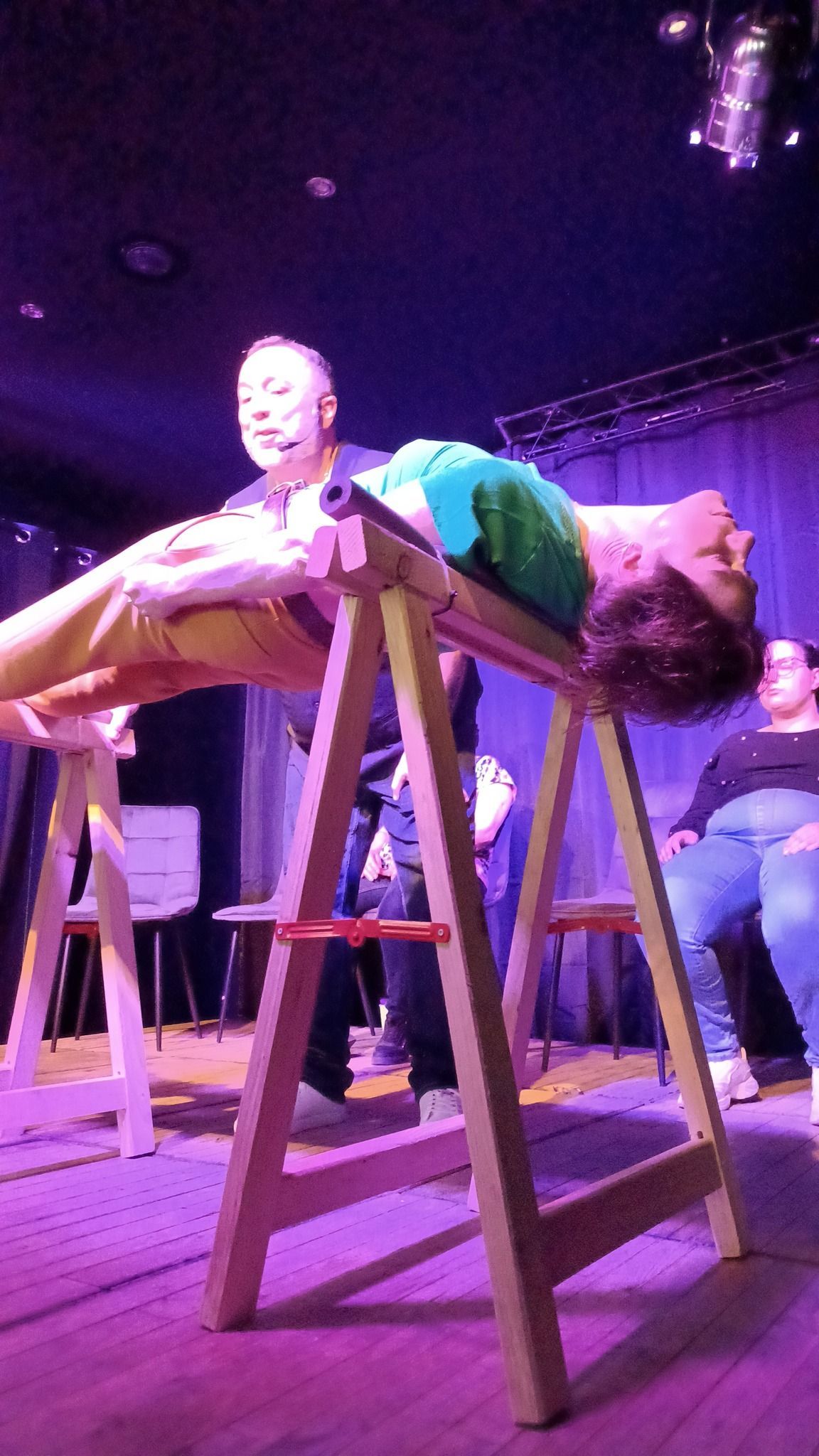 David Parrat Hypnotiseur en représentation sur scène.