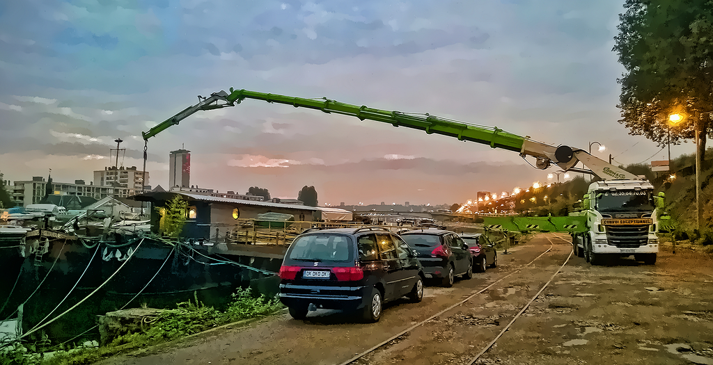 Grue de dépanneuse déployée au dessus d'une péniche