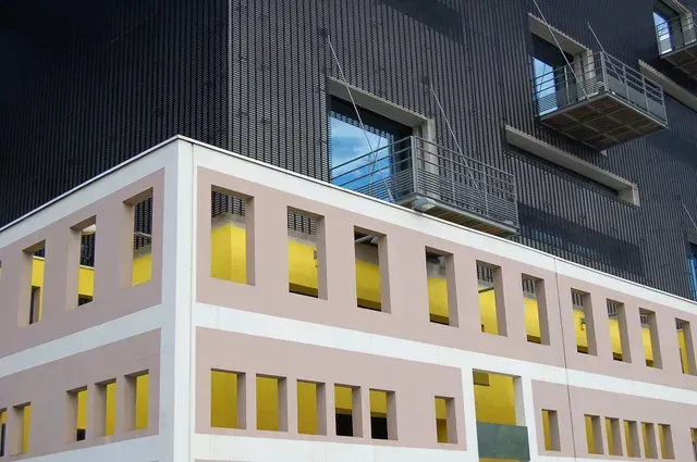 Um prédio com muitas janelas e uma escada de incêndio