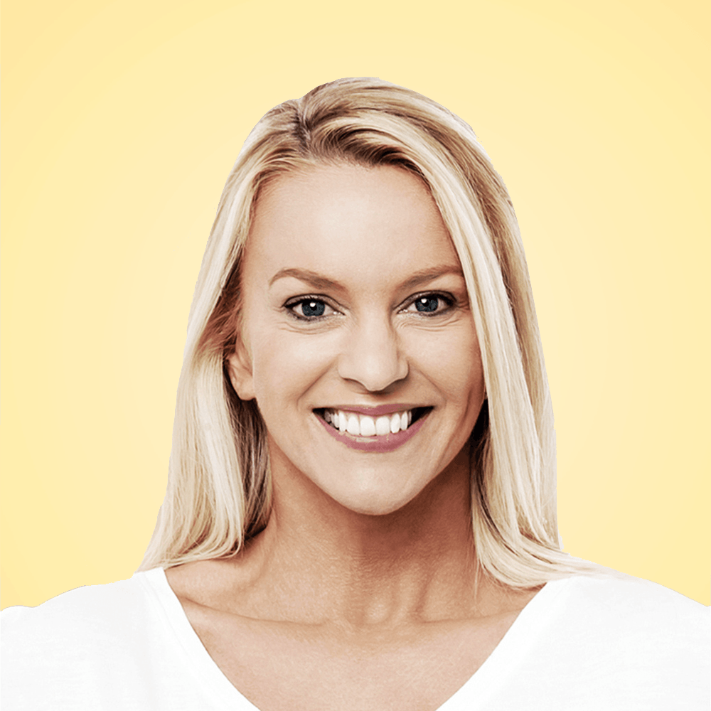 Blonde Frau lächelt in einem weißen Oberteil vor gelbem Hintergrund.