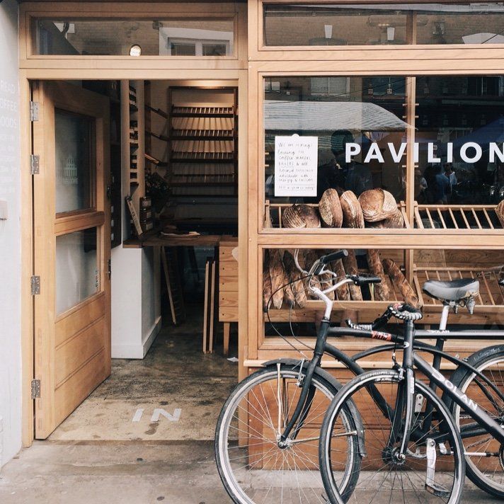 Deux vélos sont garés devant une boulangerie pavillonnaire