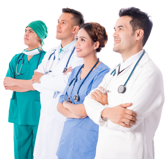 Eine Reihe von vier medizinischen Fachkräften in OP-Kleidung und Laborkitteln mit Stethoskopen, die mit verschränkten Armen vor einem weißen Hintergrund stehen.
