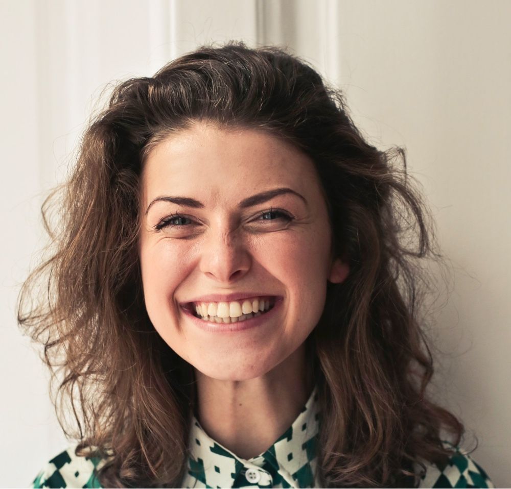 une femme qui sourit