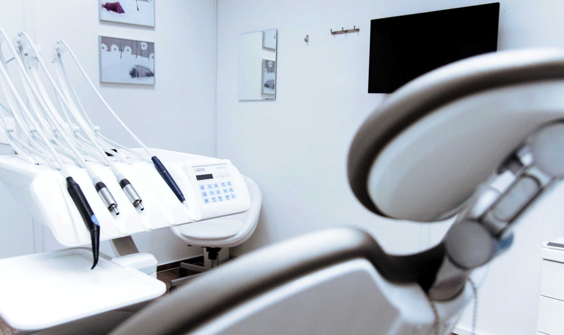 Una silla dental vacía en un consultorio dental.