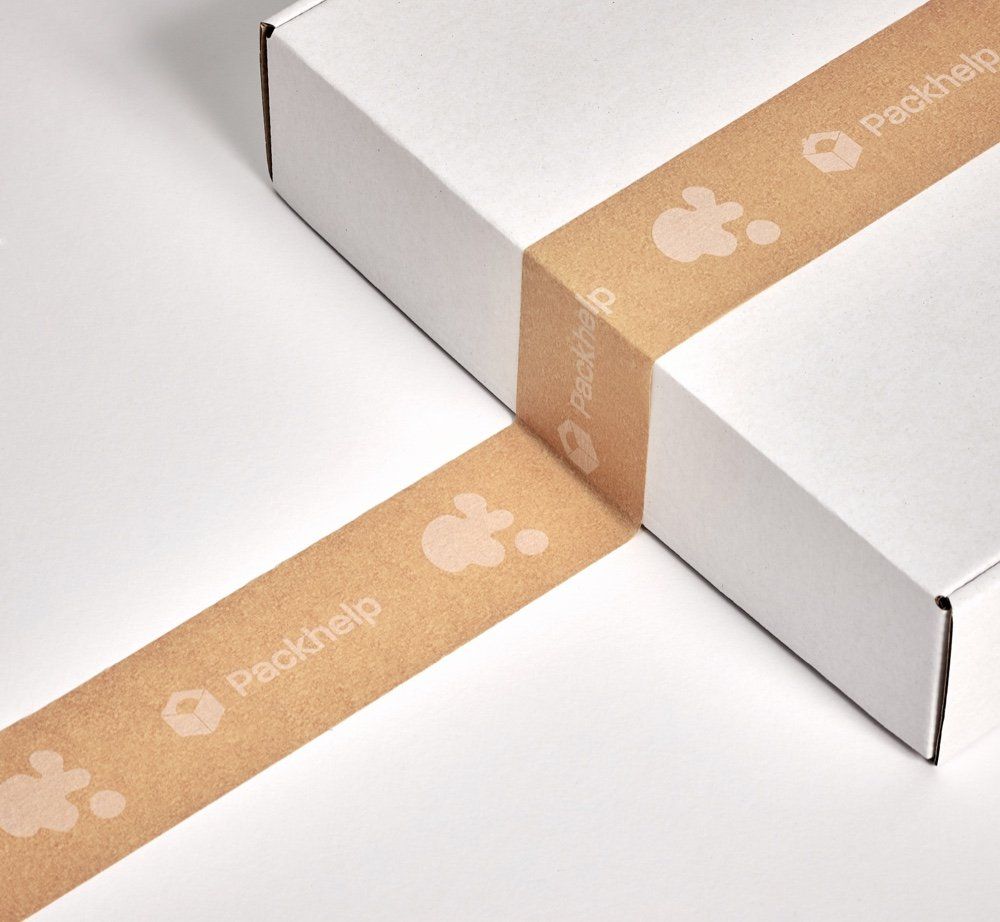 Una caja de cartón blanca con cinta de embalaje marrón que presenta huellas de patas y la palabra