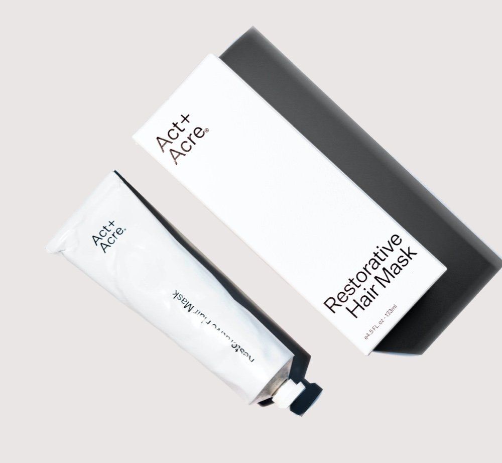 Tubo y caja blancos de Mascarilla Capilar Restauradora Act+Acre.