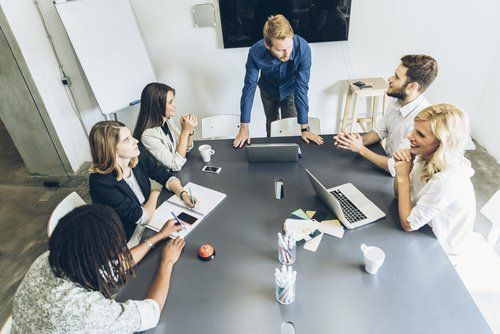 Equipo de consultoría digital analizando una estrategia de SEO local para captar clientes en Madrid
