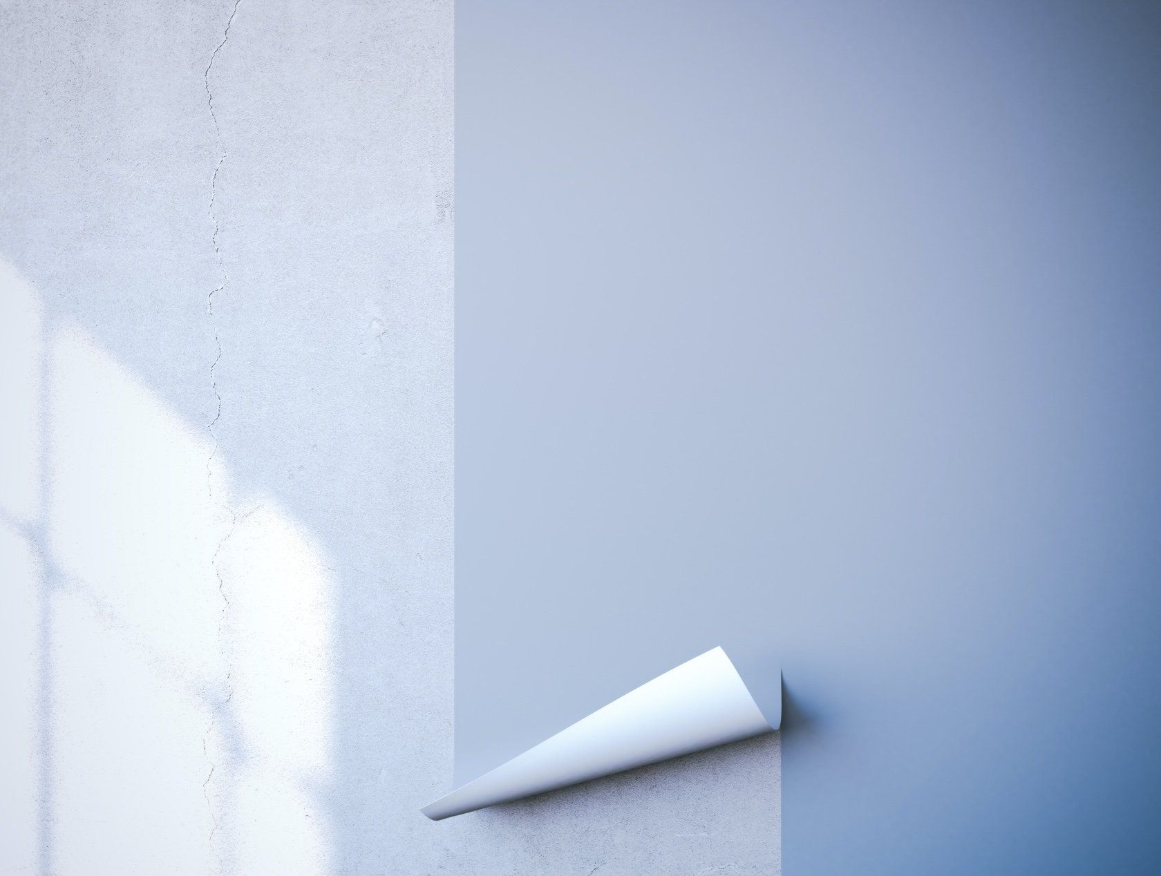 Ein Stück Papier ragt aus einer Wand heraus.