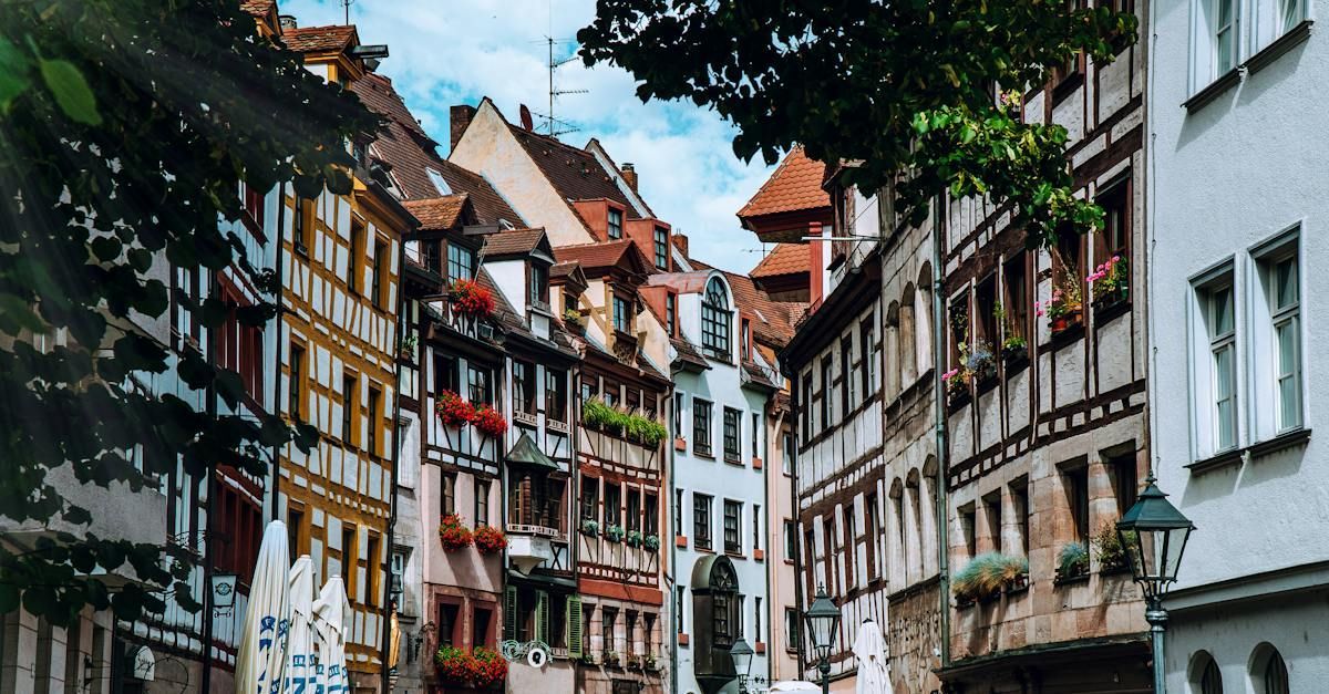 Eine Stadtstraße mit vielen Gebäuden und Bäumen