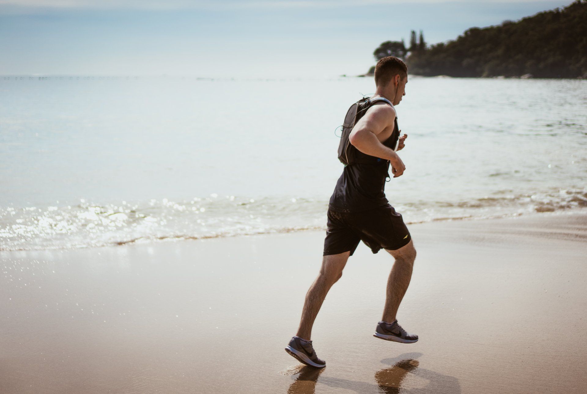Ein Mann läuft am Strand am Meer